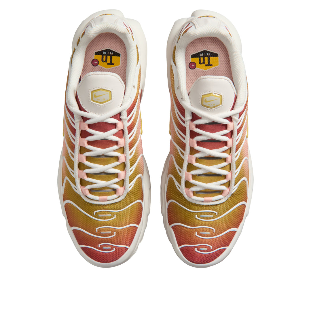 NIKE AIR MAX PLUS RUGGED ORANGE SATURN GOLD (WOMEN&