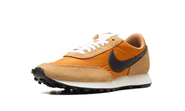 NIKE DAYBREAK VELVET BROWN — Stock
