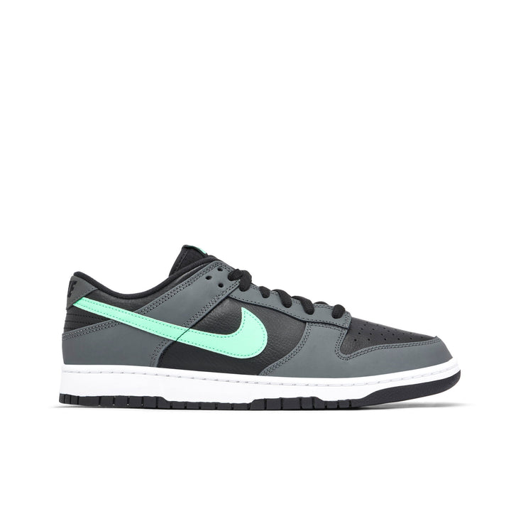 NIKE DUNK LOW BLACK GREEN GLOW — Stock 