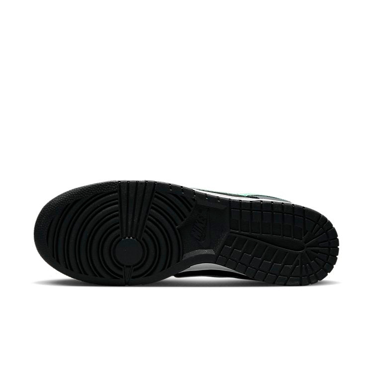 NIKE DUNK LOW BLACK GREEN GLOW — Stock 
