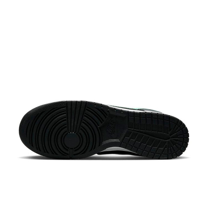 NIKE DUNK LOW BLACK GREEN GLOW — Stock 