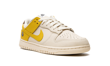 NIKE DUNK LOW LX BANANA WOMENS — Stock