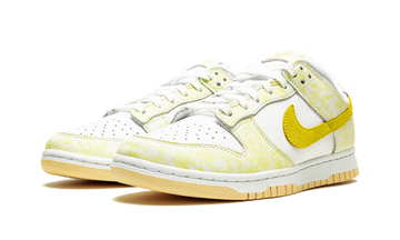 NIKE DUNK LOW OG YELLOW STRIKE WOMENS — Stock