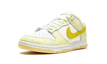 NIKE DUNK LOW OG YELLOW STRIKE WOMENS — Stock