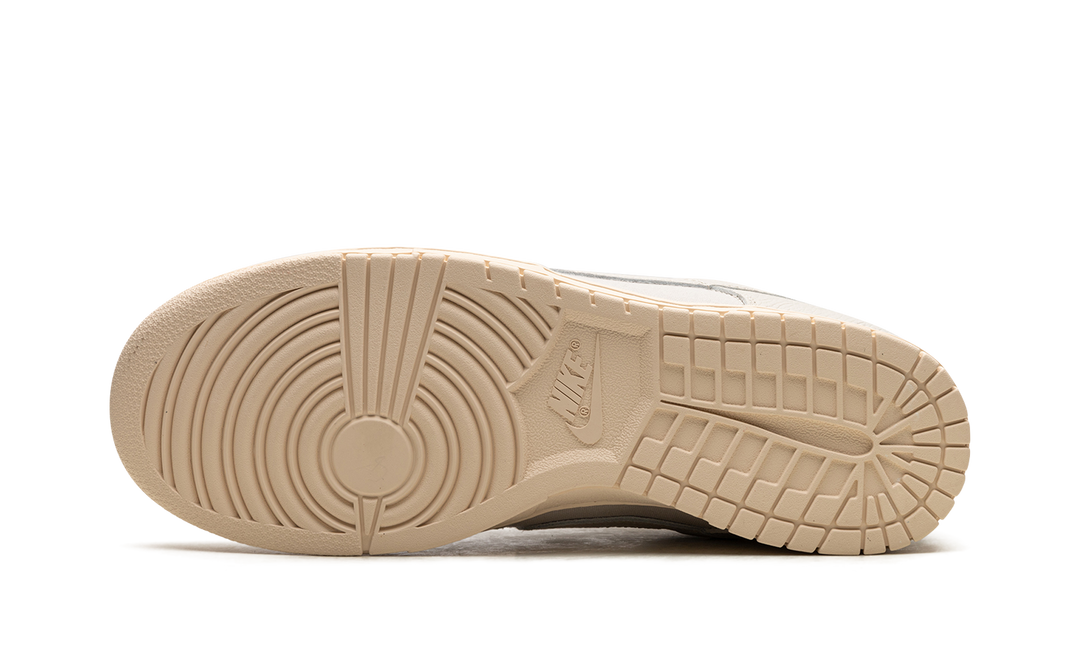 NIKE DUNK LOW PRM GUAVA ICE