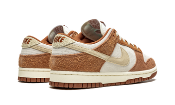 NIKE DUNK LOW PREMIUM 'MEDIUM CURRY' — Stock