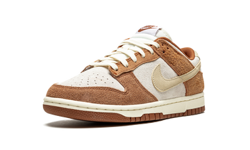 NIKE DUNK LOW PREMIUM 'MEDIUM CURRY' — Stock