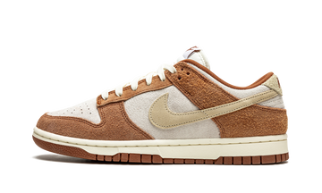NIKE DUNK LOW PREMIUM 'MEDIUM CURRY' — Stock