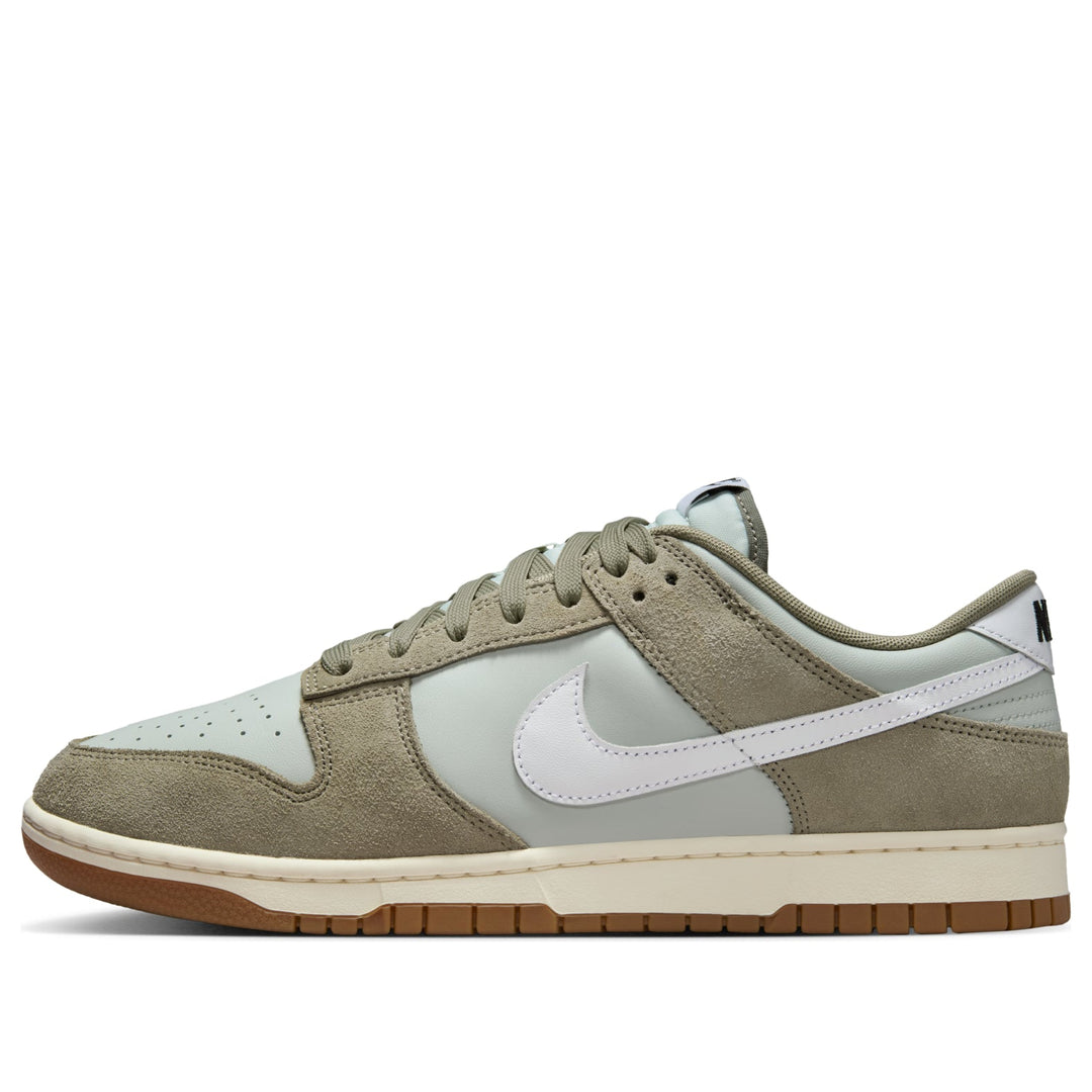 NIKE DUNK LOW RETRO SE LIGHT SILVER LIGHT ARMY SAIL WHITE