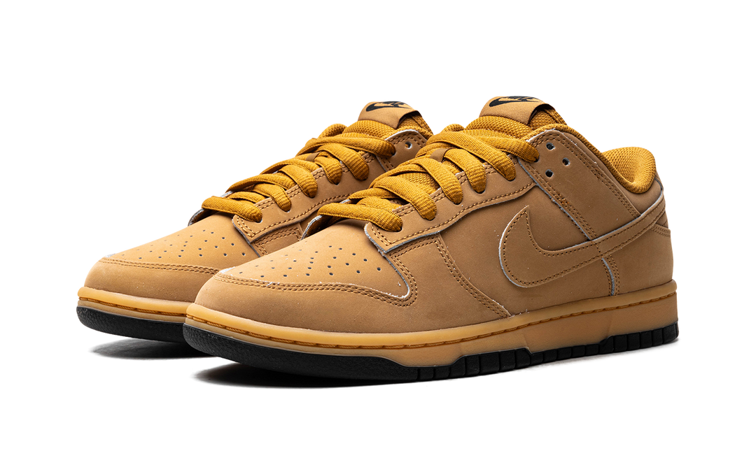 NIKE DUNK LOW RETRO SE WHEAT GUM