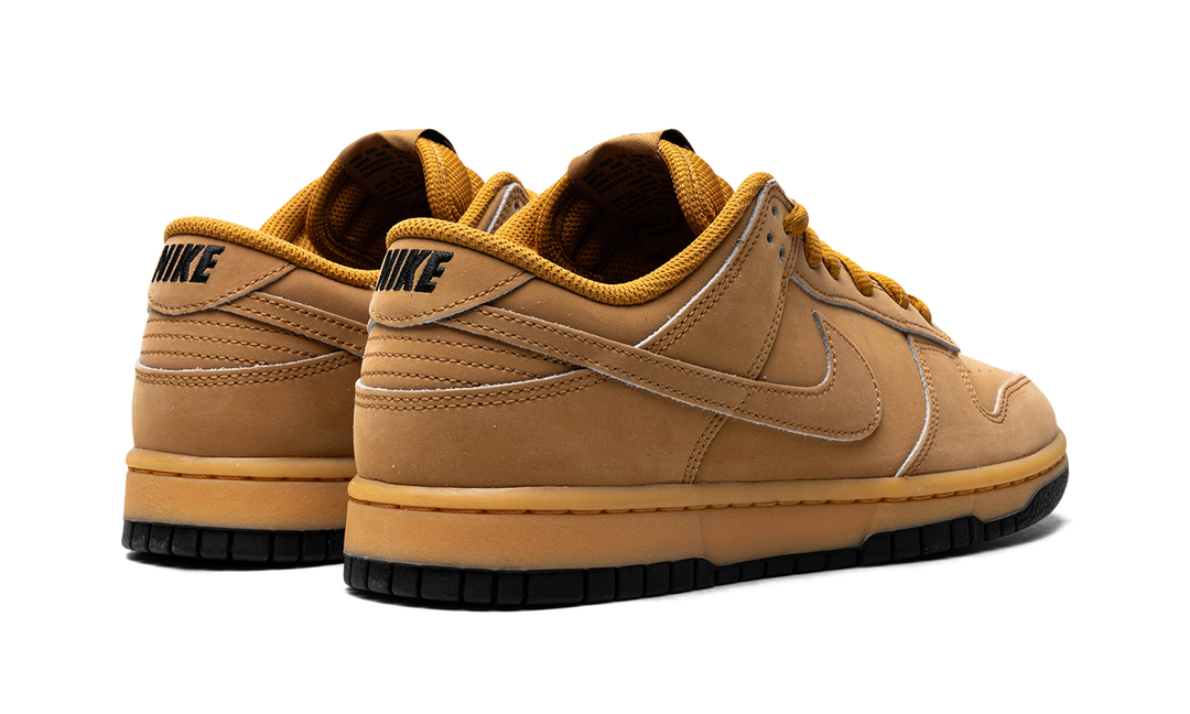 NIKE DUNK LOW RETRO SE WHEAT GUM
