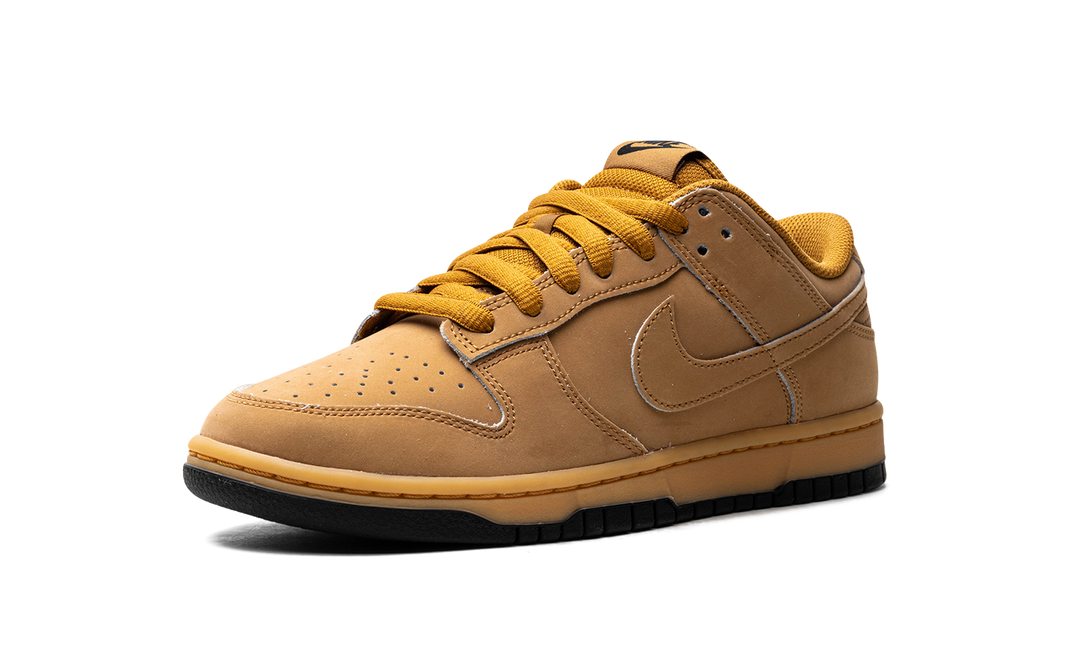 NIKE DUNK LOW RETRO SE WHEAT GUM