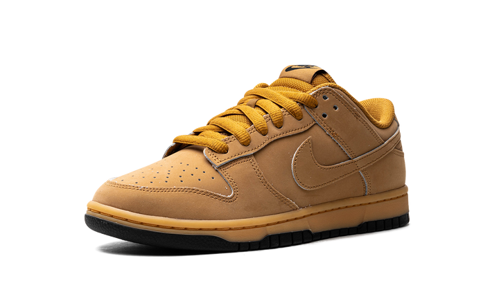 NIKE DUNK LOW RETRO SE WHEAT GUM