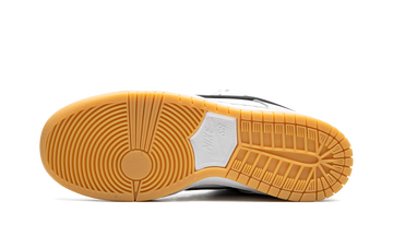 NIKE DUNK LOW SB WHITE GUM — Stock