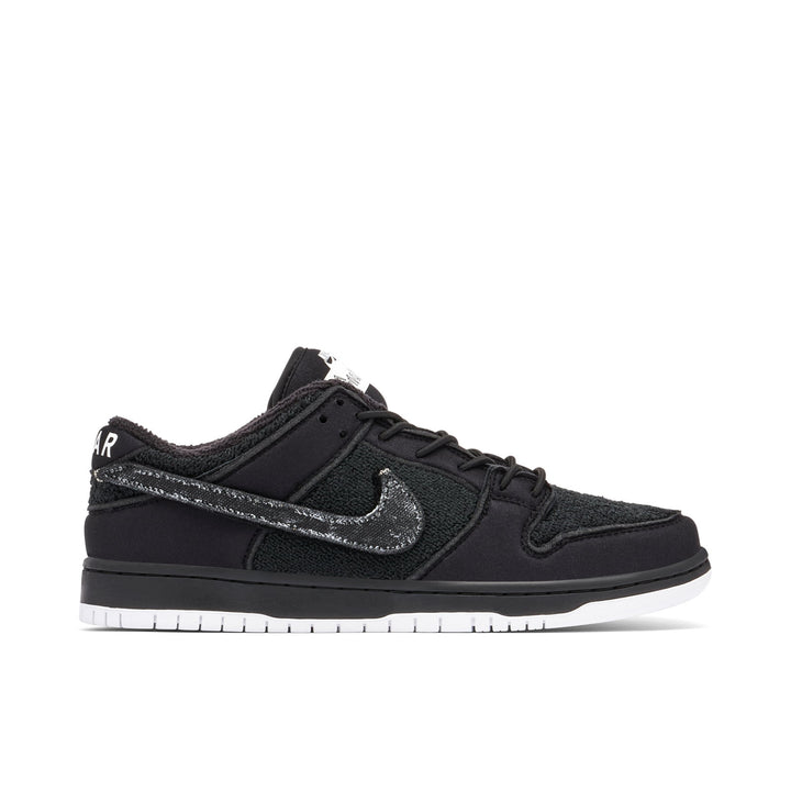NIKE DUNK LOW SB X GNARHUNTERS