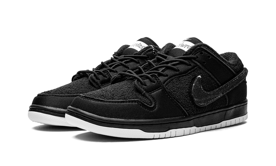 NIKE DUNK LOW SB X GNARHUNTERS