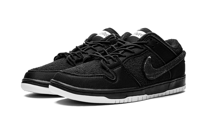 NIKE DUNK LOW SB X GNARHUNTERS