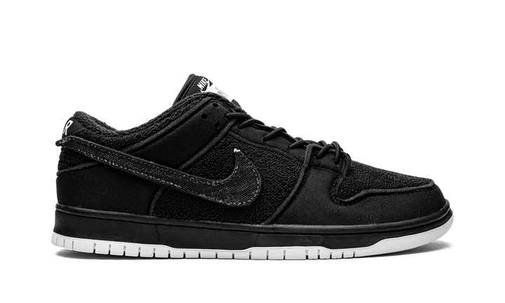 NIKE DUNK LOW SB X GNARHUNTERS