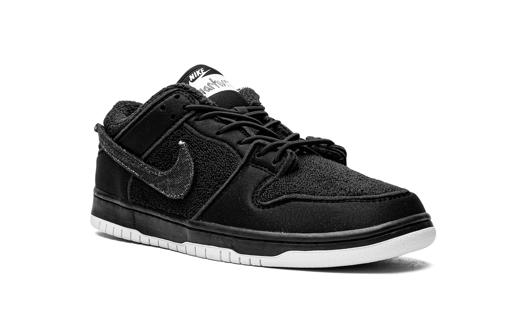 NIKE DUNK LOW SB X GNARHUNTERS