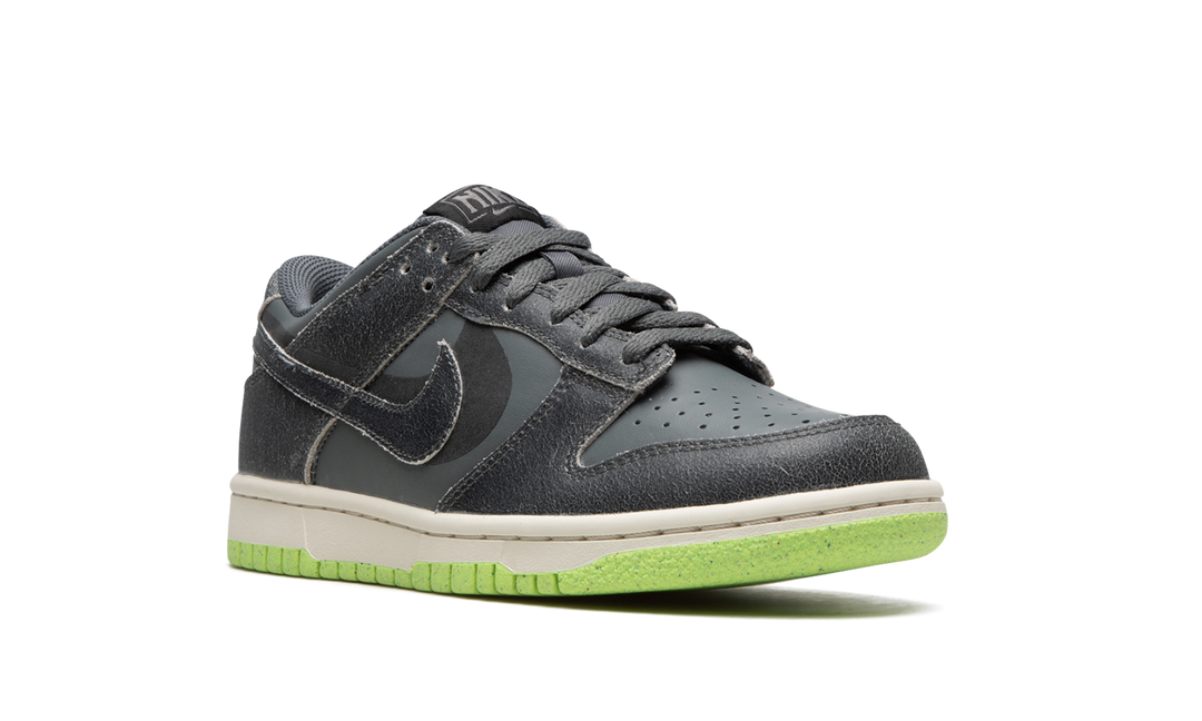 NIKE DUNK LOW SE IRON GREY SCREAM GREEN GS