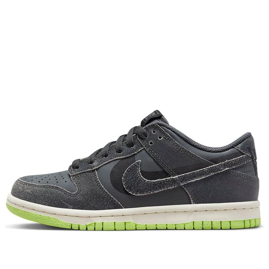 NIKE DUNK LOW SE IRON GREY SCREAM GREEN GS