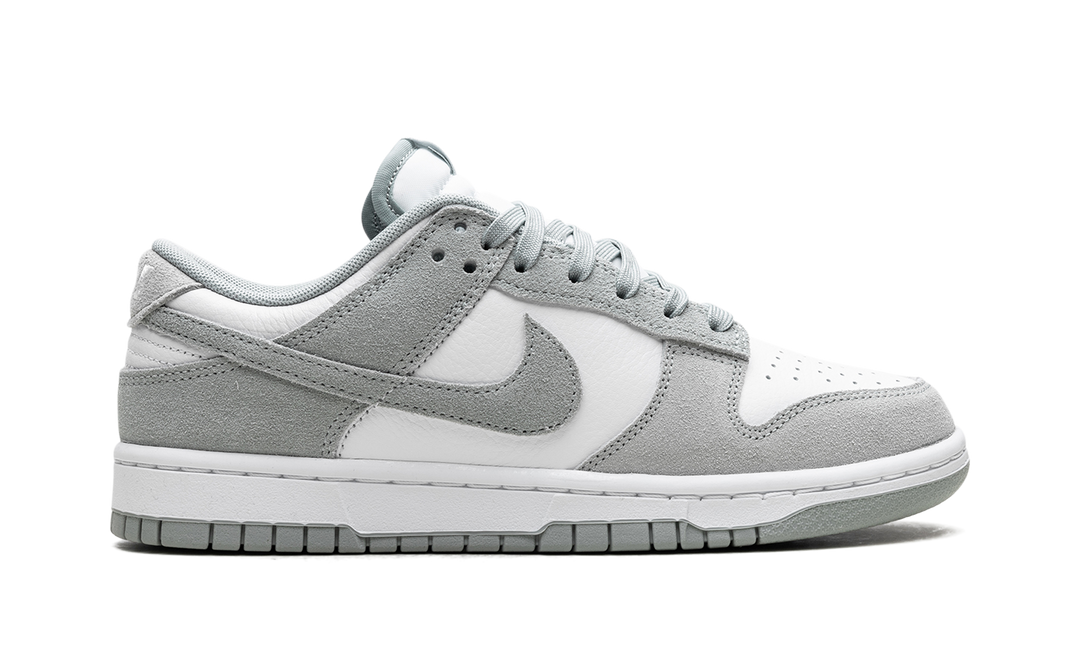NIKE DUNK LOW SE WHITE LIGHT PUMICE