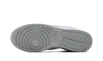 NIKE DUNK LOW SE WOLF GREY — Stock
