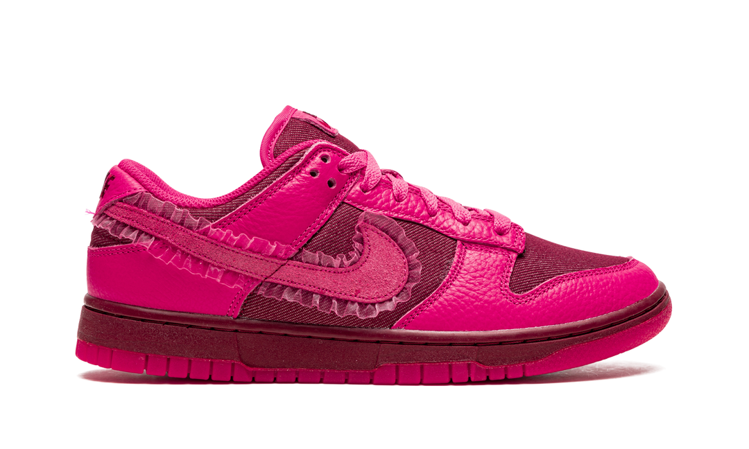 NIKE DUNK LOW VALENTINES DAY WOMENS