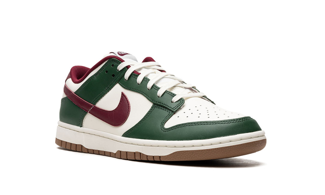 NIKE DUNK LOW WHITE GREEN TEAM RED — Stock 