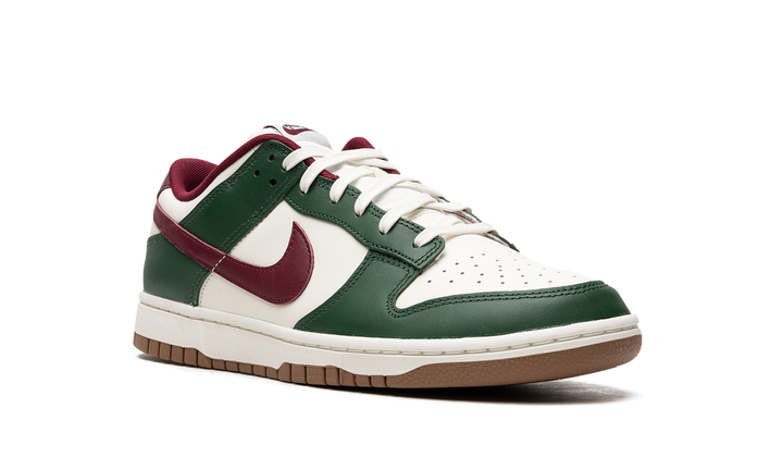 NIKE DUNK LOW WHITE GREEN TEAM RED — Stock 