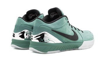 NIKE KOBE 4 PROTRO GIRL DAD — Stock