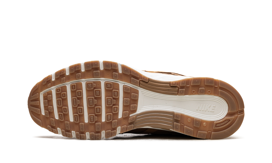 NIKE P-6000 SE FLAX METALLIC GOLD SAIL