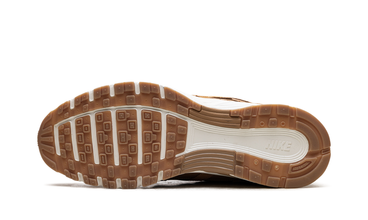 NIKE P-6000 SE FLAX METALLIC GOLD SAIL
