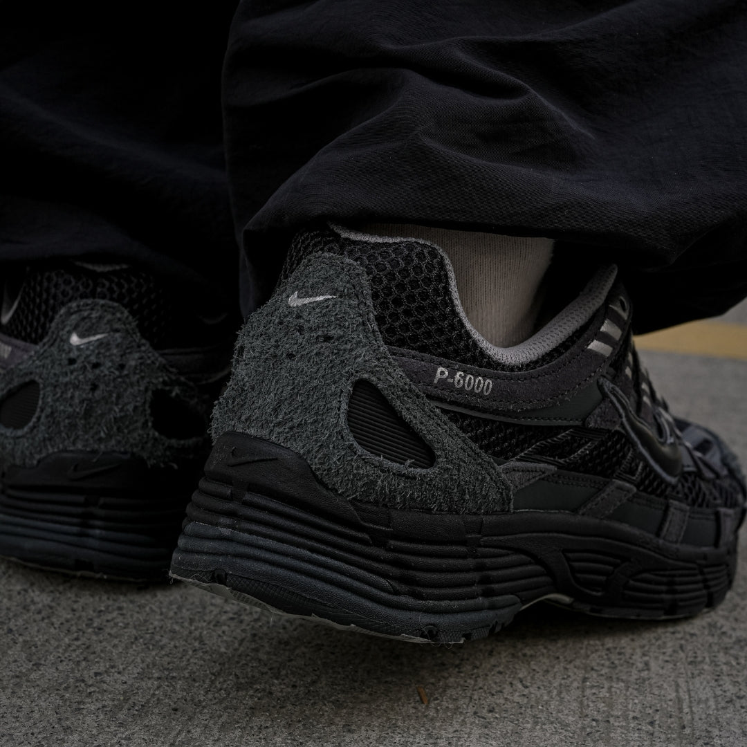 NIKE P-6000 SUEDE ANTHRACITE METALLIC SILVER