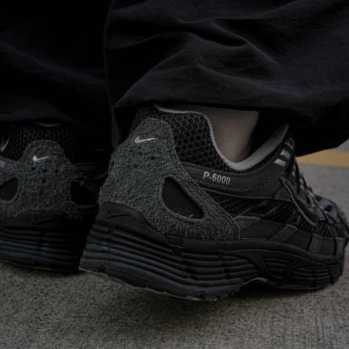 NIKE P-6000 SUEDE ANTHRACITE METALLIC SILVER