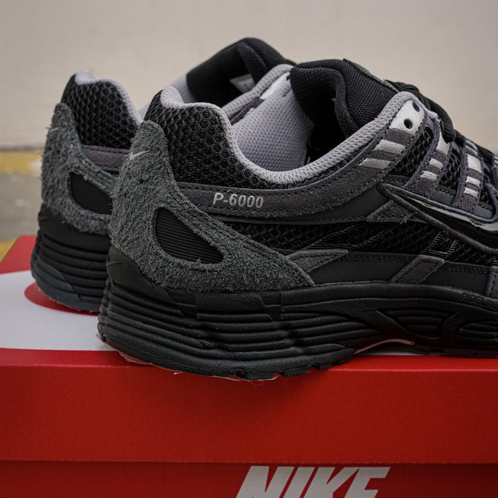 NIKE P-6000 SUEDE ANTHRACITE METALLIC SILVER