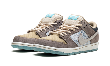 NIKE SB DUNK LOW BIG MONEY SAVINGS — Stock