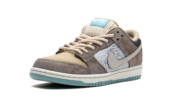 NIKE SB DUNK LOW BIG MONEY SAVINGS — Stock