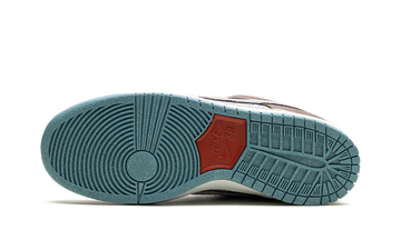 NIKE SB DUNK LOW BIG MONEY SAVINGS — Stock
