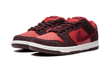 NIKE SB DUNK LOW CHERRY — Stock