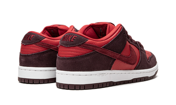 NIKE SB DUNK LOW CHERRY — Stock