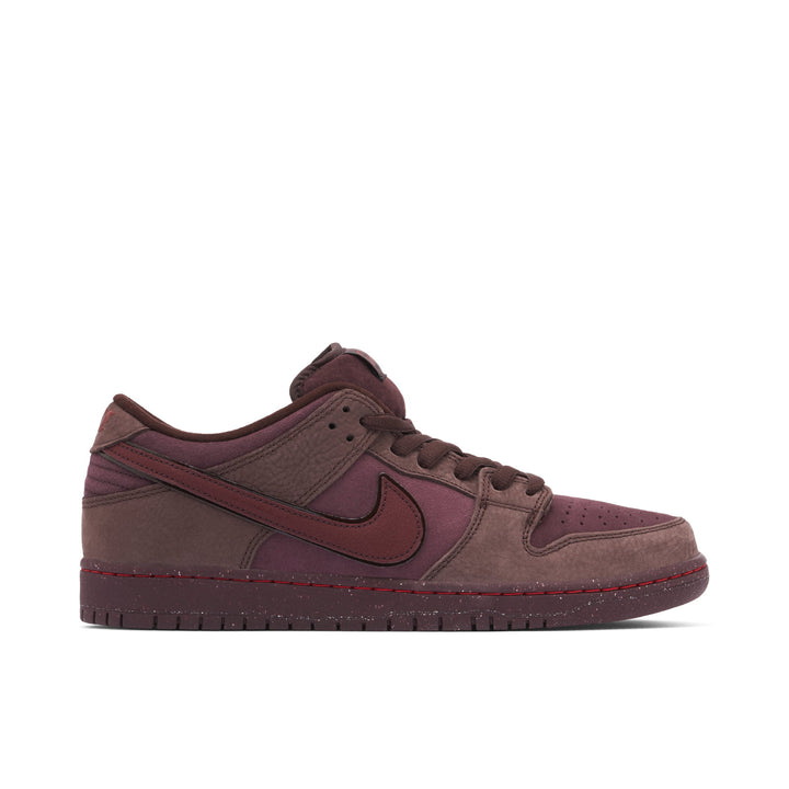 NIKE SB DUNK LOW CITY OF LOVE BURGUNDY CRUSH — Stock 