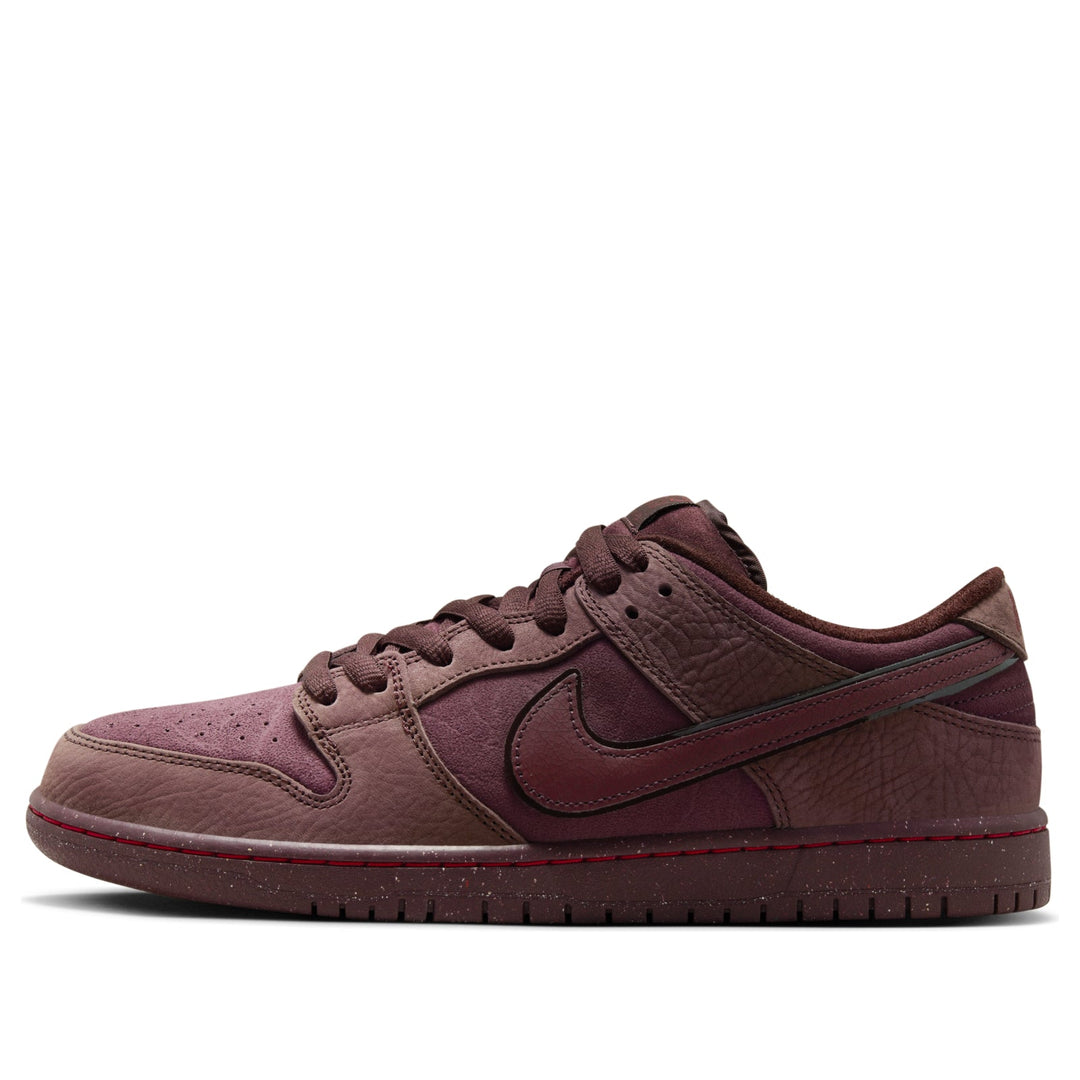 NIKE SB DUNK LOW CITY OF LOVE BURGUNDY CRUSH — Stock 