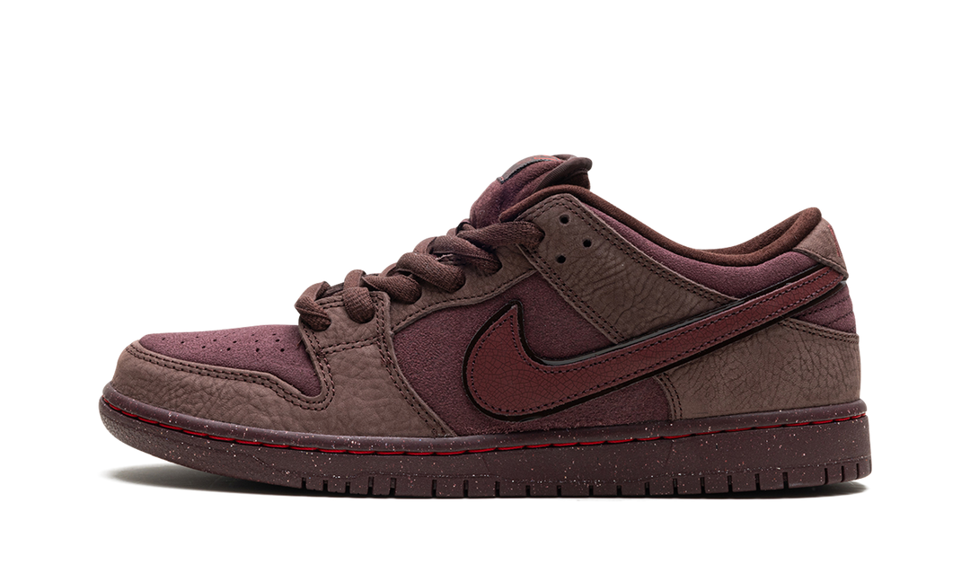 NIKE SB DUNK LOW CITY OF LOVE BURGUNDY CRUSH — Stock 
