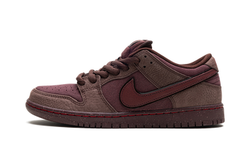 NIKE SB DUNK LOW CITY OF LOVE BURGUNDY CRUSH — Stock