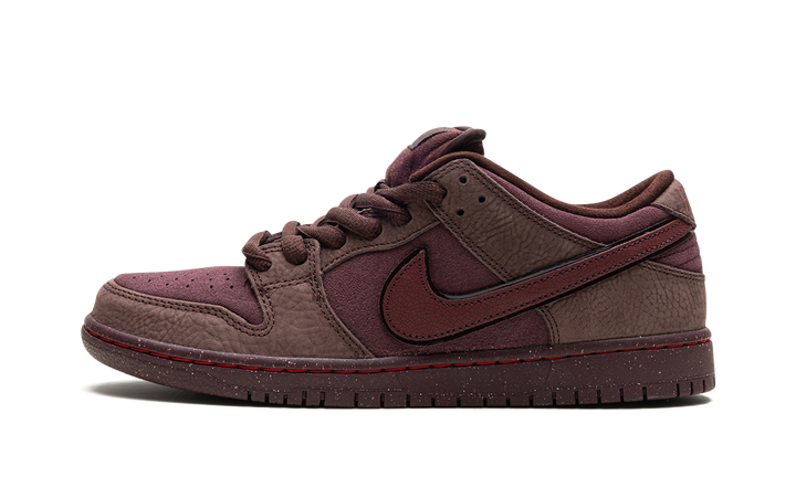 NIKE SB DUNK LOW CITY OF LOVE BURGUNDY CRUSH — Stock 