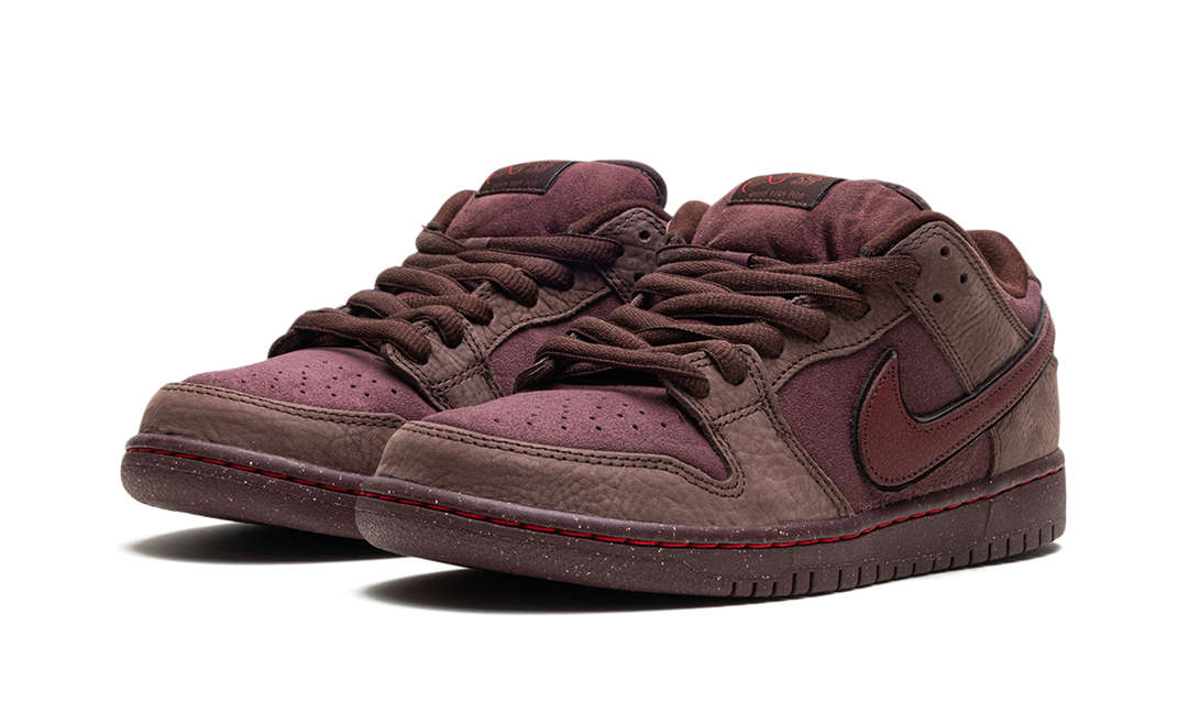 NIKE SB DUNK LOW CITY OF LOVE BURGUNDY CRUSH — Stock 