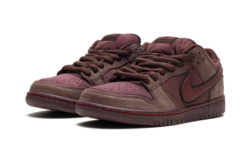 NIKE SB DUNK LOW CITY OF LOVE BURGUNDY CRUSH — Stock