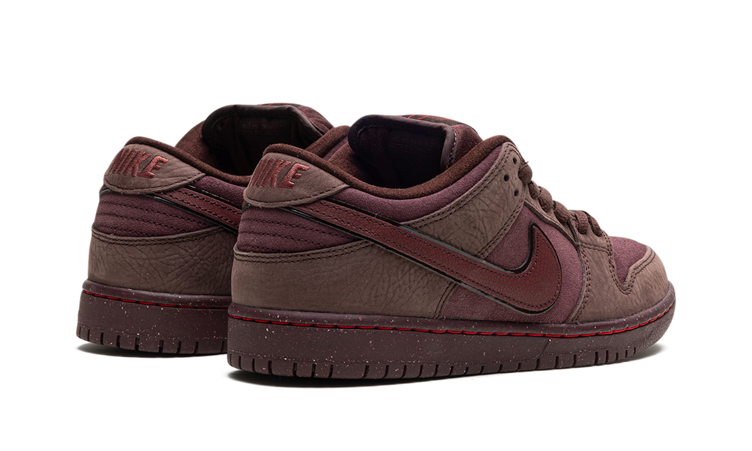 NIKE SB DUNK LOW CITY OF LOVE BURGUNDY CRUSH — Stock 