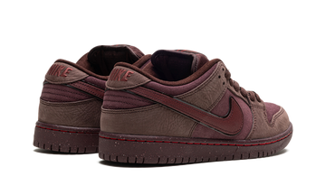 NIKE SB DUNK LOW CITY OF LOVE BURGUNDY CRUSH — Stock
